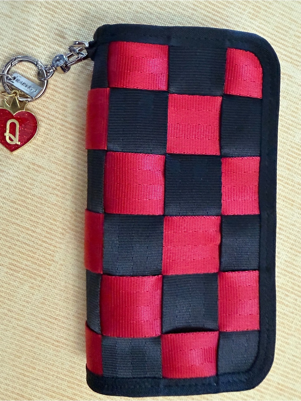Harveys Cali Queen of Hearts Full Wallet Red N Black Seatbelt Zip Around Wallet